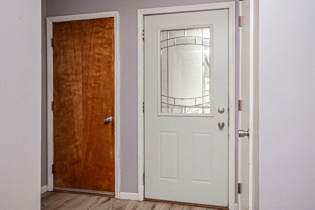 Foto del edificio - Please View 3D Virtual Walk-Through Before Scheduling a Showing