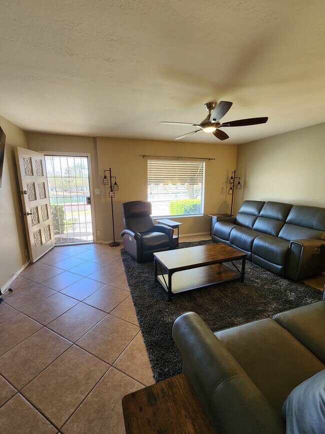 Espectaculares vistas al parque Chaparral y al lago con fácil acceso desde la puerta. - 5050 N 81st St