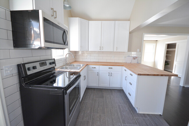 Building Photo - Cute home with modern updates!