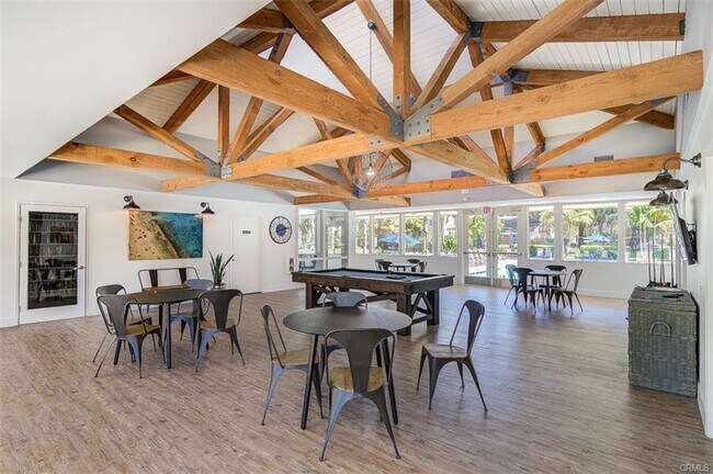 Building Photo - Updated 2 bedroom townhome Just Minutes from Downtown & the Beach
