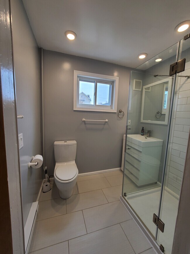 Baño - 66 Hillside St