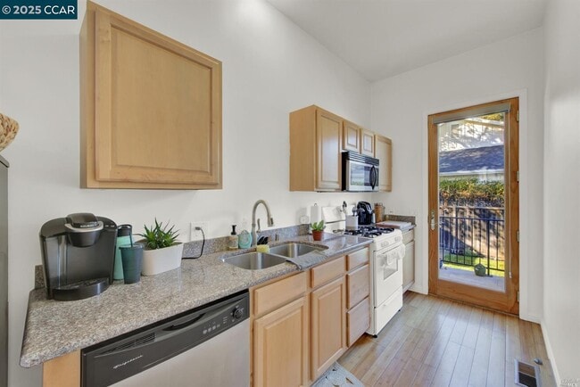 Building Photo - 990 G St