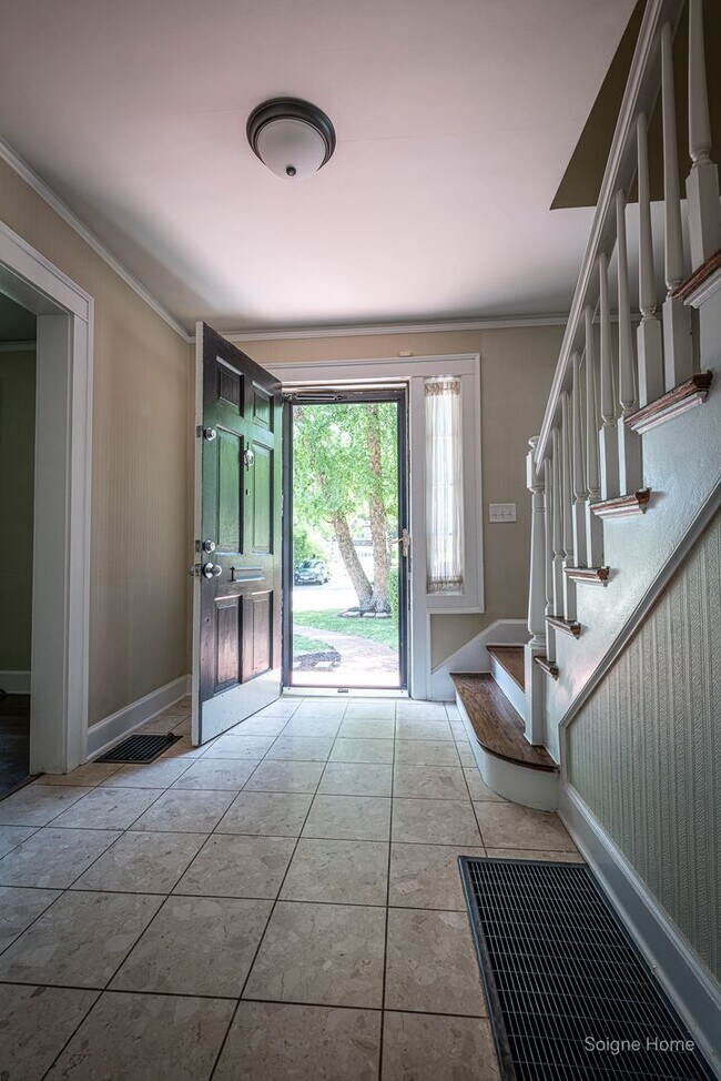 Foto del edificio - Spacious 4 bed / 4 bath home 5 minutes wal...