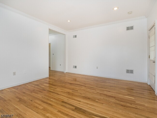Foto del edificio - 50 Oakwood Ave