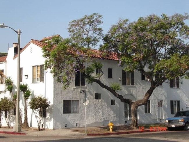 Building Photo - 823 N Gower St