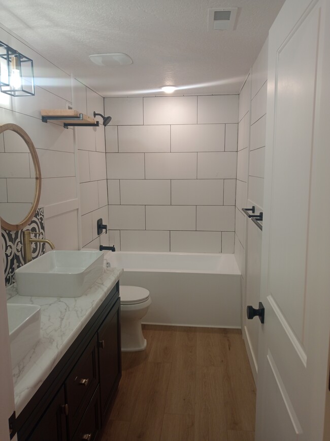 Main Full Bath - 1750 S Sawtooth Blvd