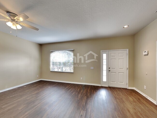 Foto del edificio - 9911 Riverchase Drive