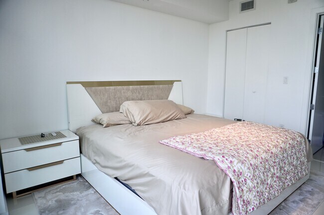 Building Photo - 5300 Paseo Blvd