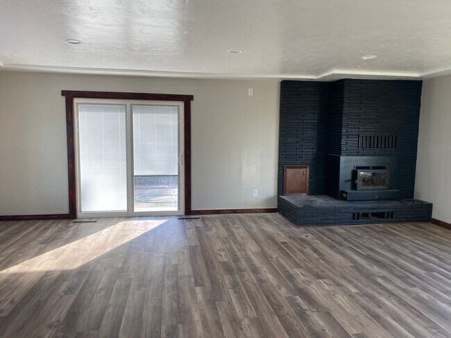 Building Photo - 4 Bedroom House with Large Shop!