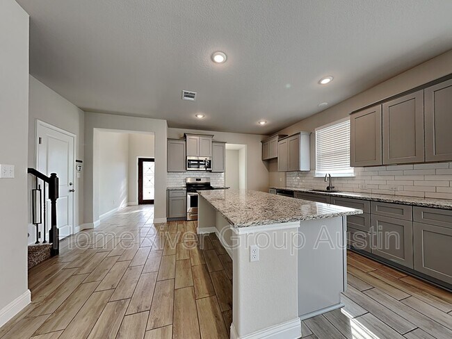 Building Photo - 405 Bright Star Ln