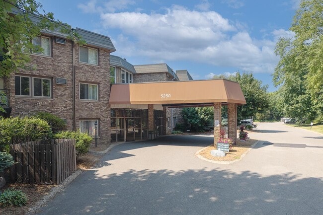 Building Photo - Edina Highland Villa