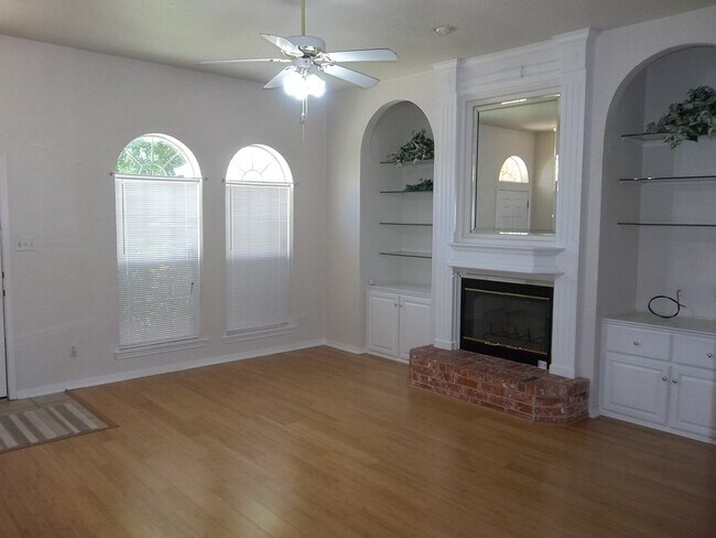 Foto del edificio - 2703 Kinney Dr