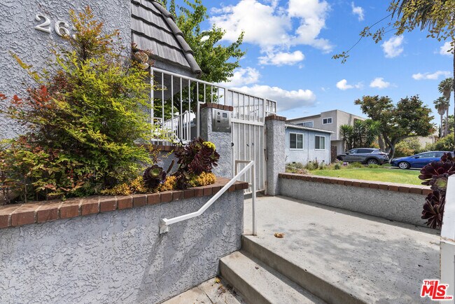 Foto del edificio - 2638 S Barrington Ave
