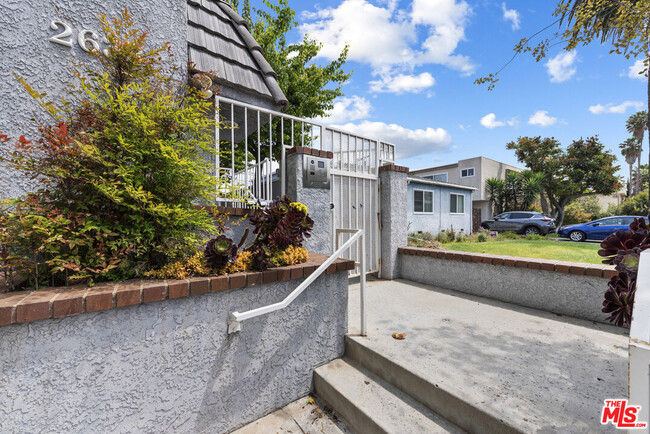 Building Photo - 2638 S Barrington Ave