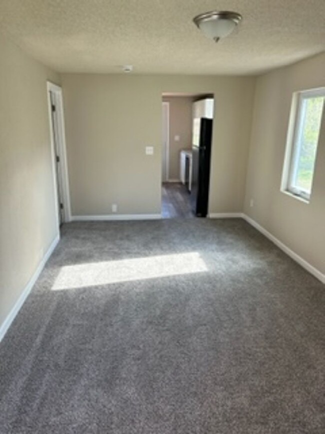 Building Photo - 2 Bedroom 1 Bath