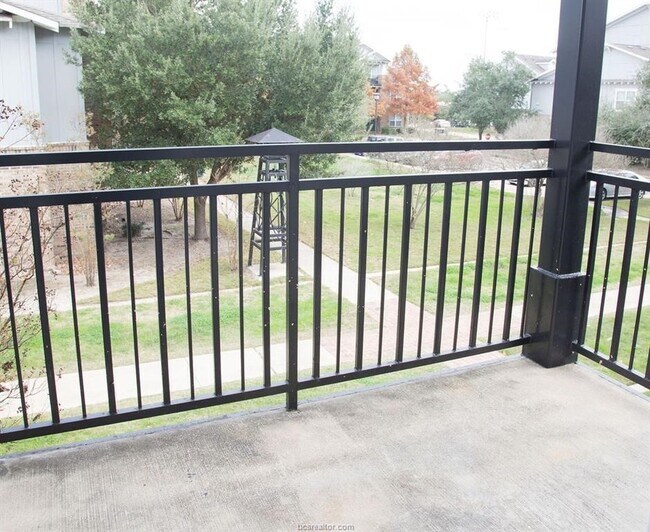 Foto del edificio - 1725 Harvey Mitchell Pkwy S