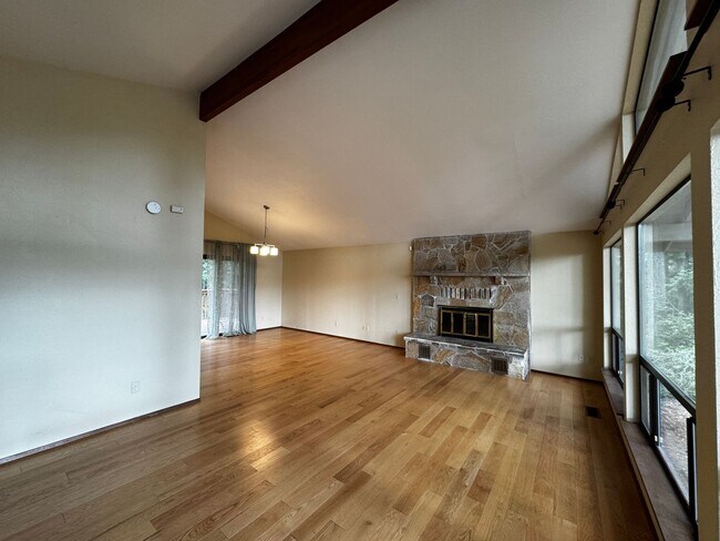 Foto del edificio - Silverdale Split-Level Home with Bonus Are...