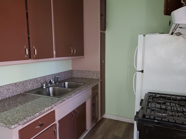 Kitchen - 1729 N Wilton Pl