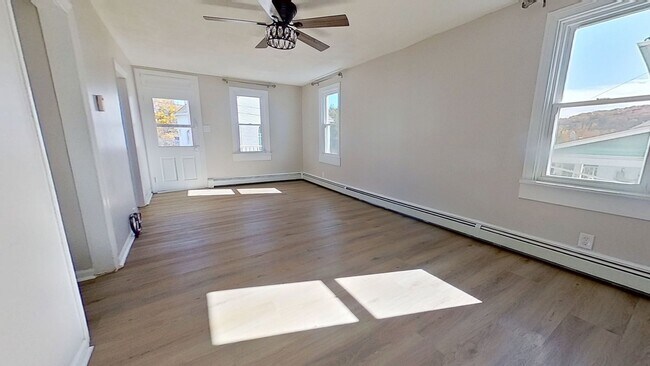 Foto del edificio - Beautifully Styled Colonial Home with Upgrades!