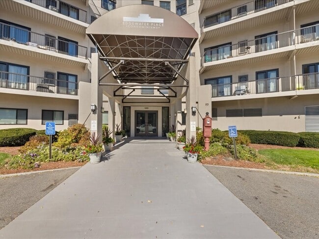 Foto del edificio - 133 Commander Shea Blvd