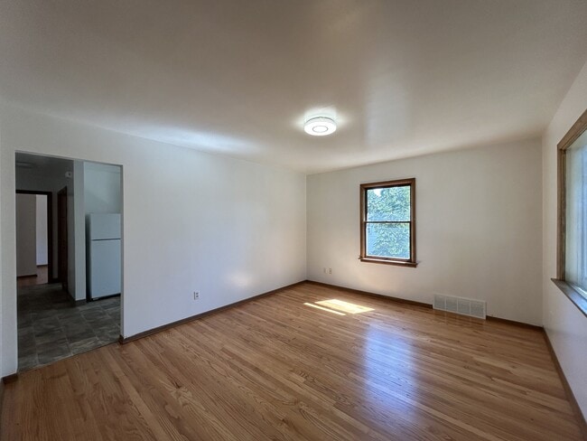 Building Photo - 2901 E Wellesley Ave