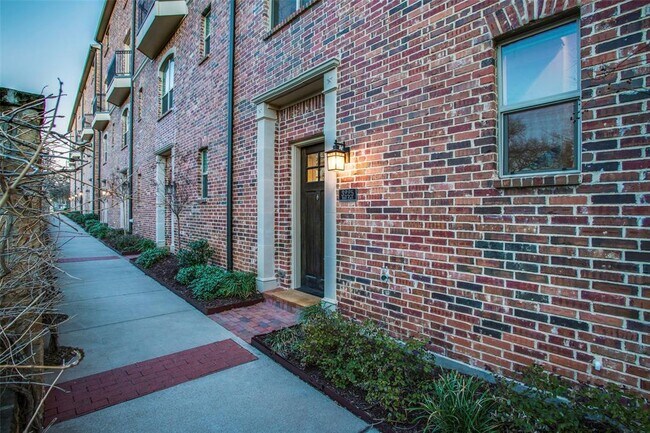 Building Photo - 3225 Hugo Pl