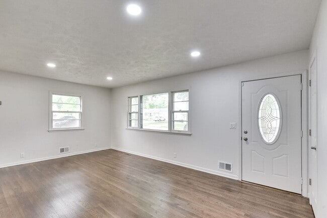 Building Photo - Beautiful 3 Bedroom Home!