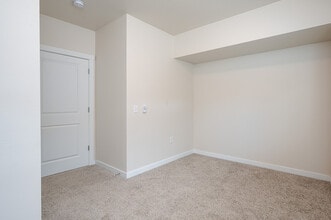 Building Photo - Creekside Meadows