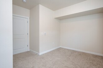 Building Photo - Creekside Meadows