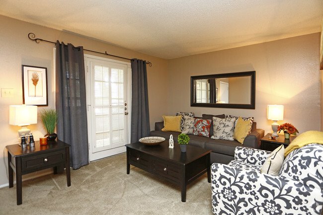 1BR,1BA - 585SF - LIVING ROOM - Crest Centreport