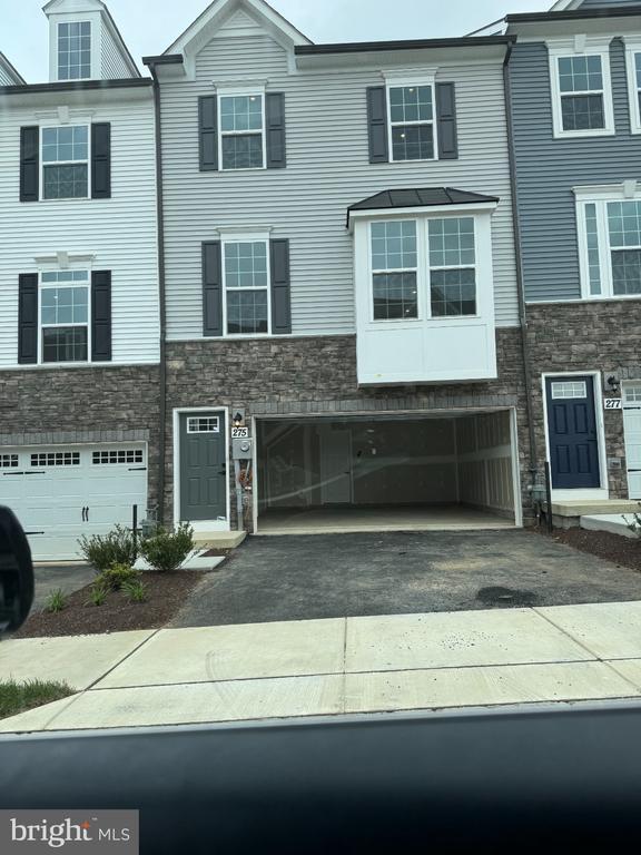 Foto principal - 275 Thoroughbred Ln