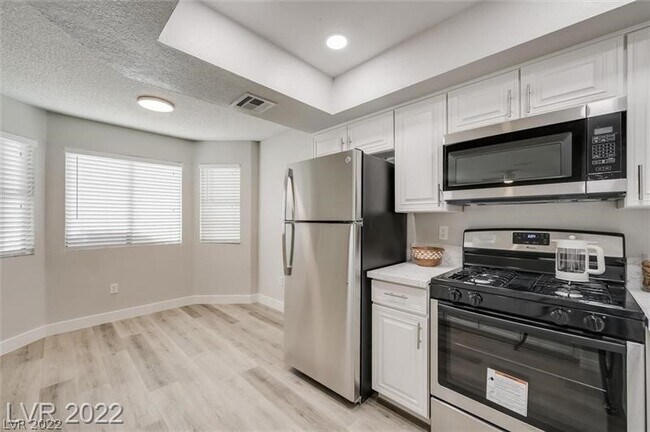 Foto del edificio - 853 Rock Springs Dr
