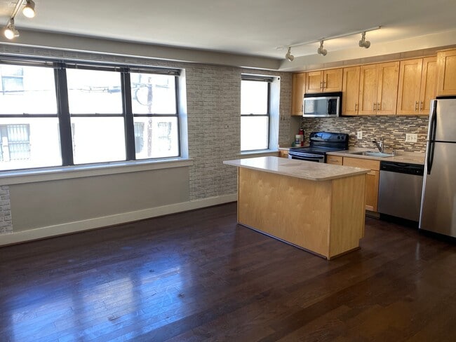 Building Photo - 212 Oakwood St SE