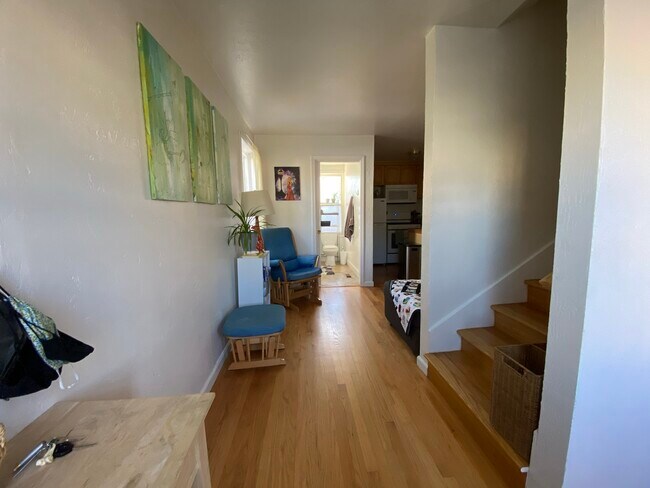 Entry way looking into living room and bathroom - 1425 Madison St