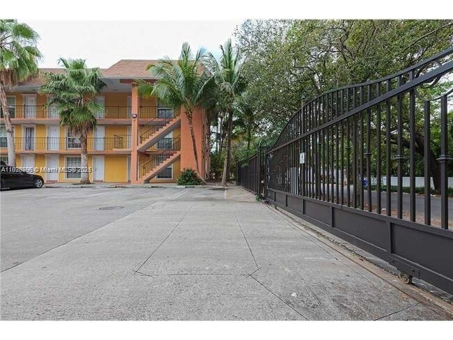 Foto del edificio - 3245 Virginia St