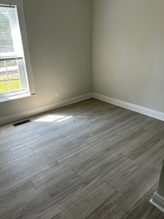 Building Photo - Remodeled 3 bedroom/ 2 bath home located D...