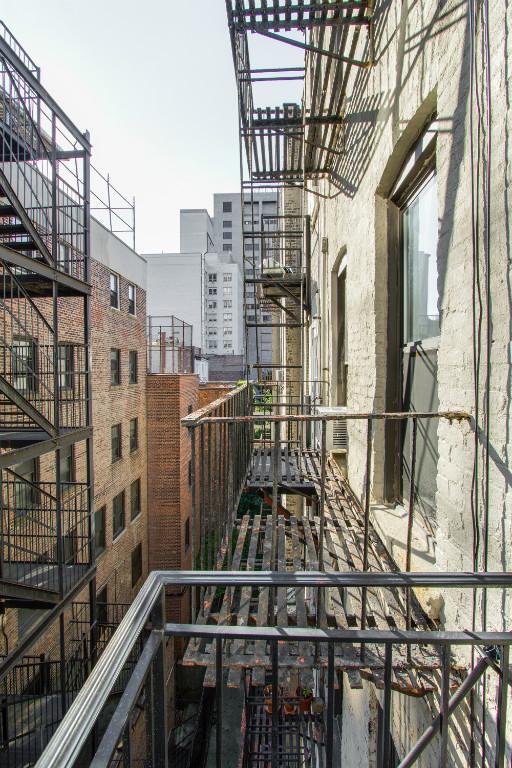 Foto del edificio - 336 E 18th St