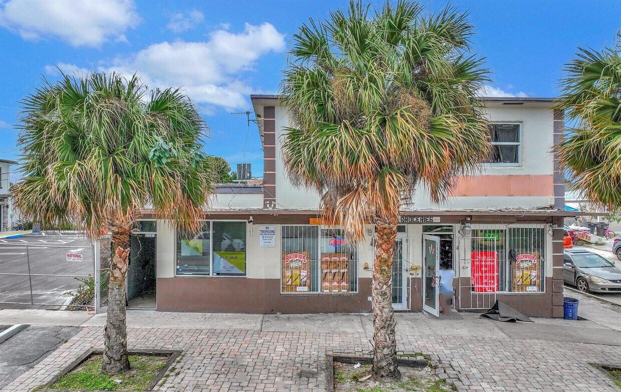 Primary Photo - 1811 N Tamarind Ave