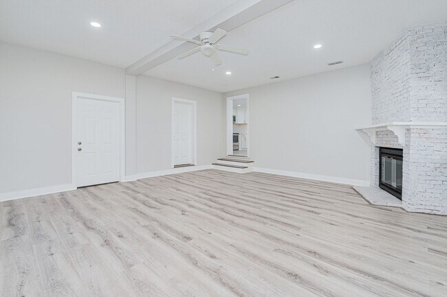 Foto del edificio - Stunning Remodeled 3-Bedroom Home in Prime...