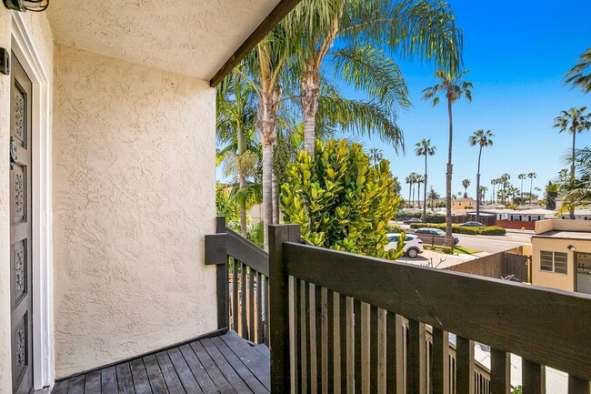 Building Photo - SPACIOUS 2BD/1.5BA TOP FLOOR UNIT IN THE H...