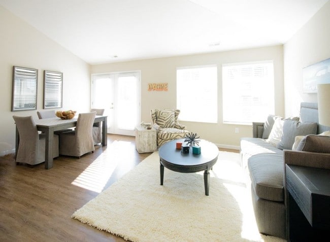 Building Photo - Pointe Hilliard