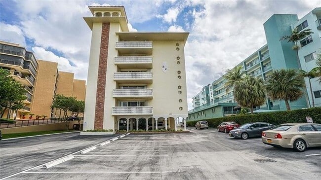 Building Photo - 1161 Hillsboro Mile