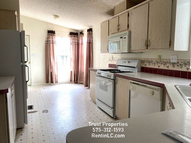 Building Photo - Large DW within City Limits