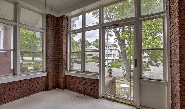 Foto del edificio - Brick 2 Story!