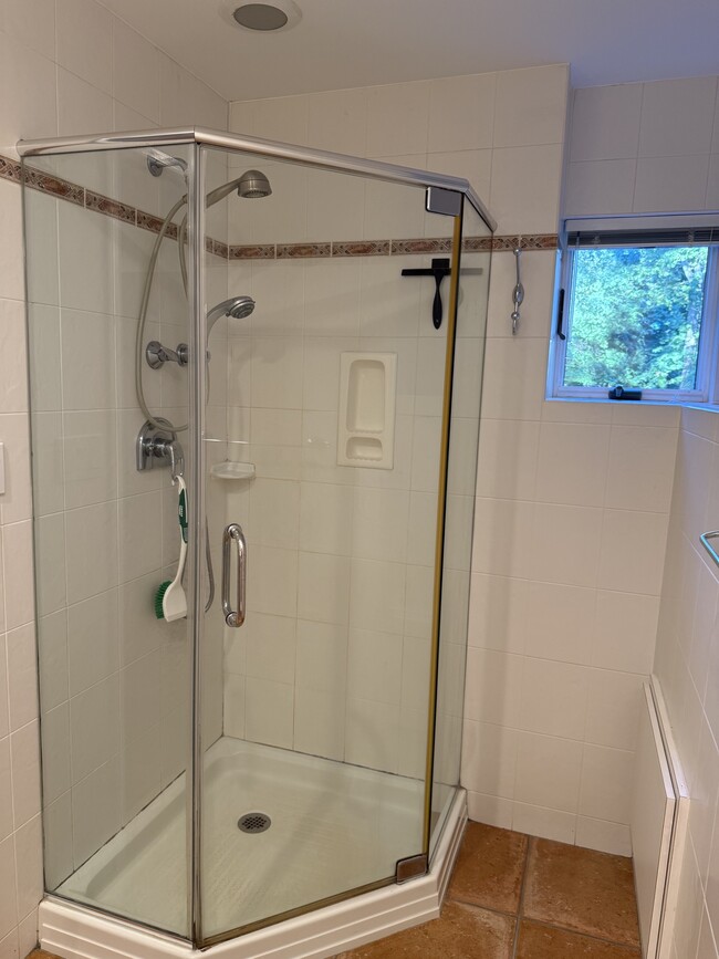 FULL BATHROOM - 169 Brooksite Dr