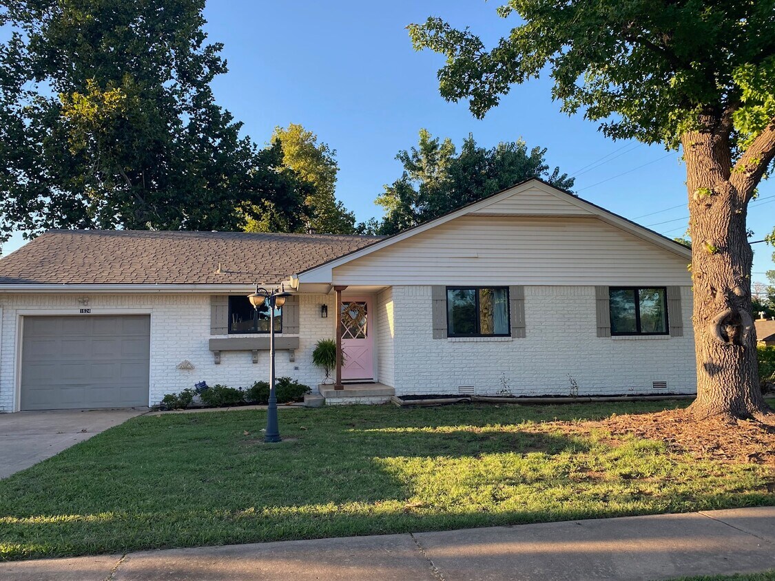 Primary Photo - 1624 E. Frontier Dr.