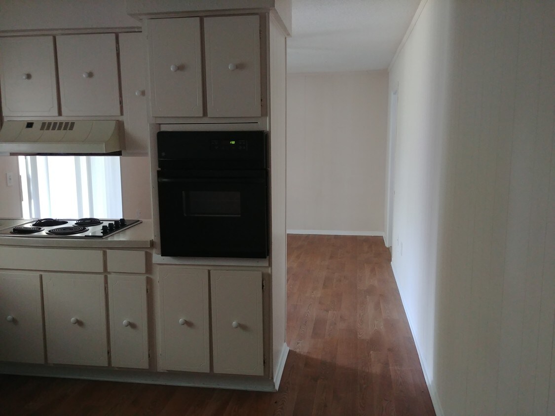 Kitchen - 117 Woodland Village Dr