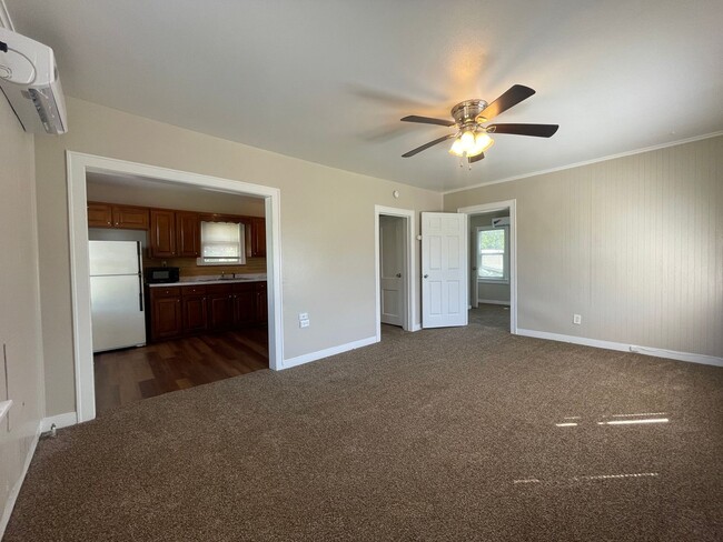 Building Photo - AVAILABLE NOW - 1 BEDROOM 1 BATH GARAGE AP...