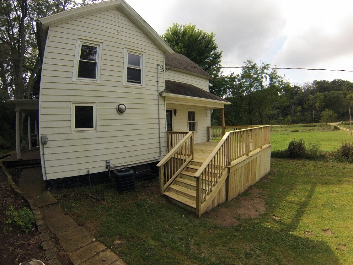 Farmhouse - 2158 County Rd E