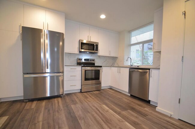 Building Photo - Beautiful 8-bedroom House in Seattle near ...